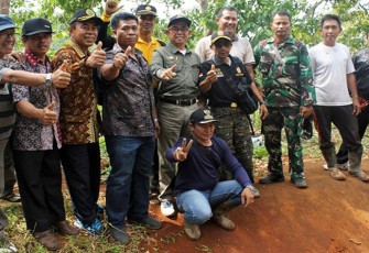  Bupati Kepahiang Dr. Ir. Hidayattullah Sjahid, MM beserta rombongan melakukan istirahat sejenak