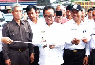 Pemotongan pita tanda dibukanya rangkaian kegiatan HUT Kepahiang ke-13
