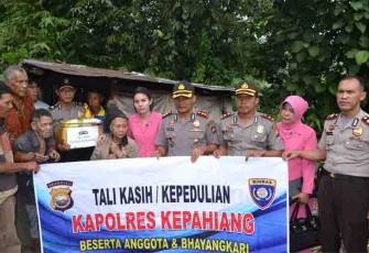 Pemberian bantuan oleh Kapolres Kepahiang. Foto: (tribratanewsbengkulu)