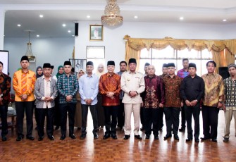 Plt Gubernur Bengkulu Rohidin Mersyah saat melakukan Pelantikan Pengurus Majelis Daerah KAHMI Kabupaten Lebong, Selasa (18/7).