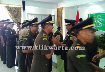 Usai pelantikan pejabat Kejaksaan saling berjabat tangan