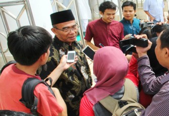Menteri Pendidikan dan Kebudayaan Republik Indonesia (Mendikbud RI) Muhadjir Effendy  saat diwawancarai awak media