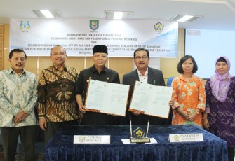 Penandatanganan MoU Antara  Kementerian Pemberdayaan Perempuan dan Perlindungan Anak (KPP-PA) tentang Pelaksanaan KKN Tematik Ossof dan Antara UNIB dan Pemda Provinsi Bengkulu tentang Pengarusutamaan Gender Ekonomi Perempuan, di ruang rapat III Rektorat UNIB, Senin (24/07).