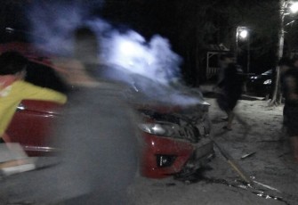 Saat kejadian, beberapa orang membantu memadamkan api yang keluar dari kap depan mobil