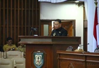 Plt. Gubernur Bengkulu Rohodin Mersyah saat Rapat Paripurna DPRD Provinsi Bengkulu dalam agenda Penyampaian Nota pejelasan Gubernur atas Raperda Tentang Pertanggung Jawaban Pelaksanaan APBD Provinsi Bengkulu Tahun Anggaran 2016.