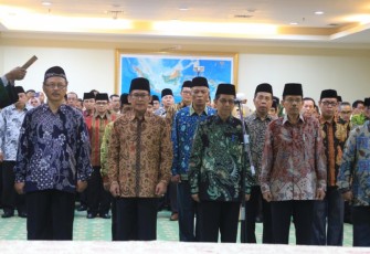 Prof Dr Sirajuddin bersama pejabat Kemenag lainnya saat dilantik oleh Menag RI di Jakarta, Jumat (28/7/2017), foto : kemenag.go.id