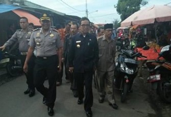Bupati Kepahiang Hidayatullah Sjahid saat melakukan blusukan ke Pasar Kepahiang