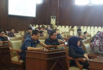 Para wakil rakyat tampak serius mengikuti paripurna