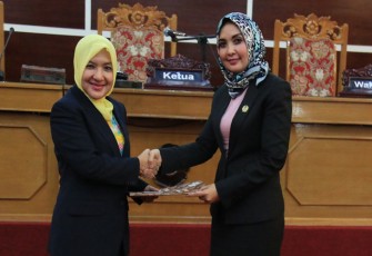 Wakil Walikota Patriana Sosialinda dan Ketua DPRD Kota Bengkulu Erna Sari Dewi melakukan serah terima catatan strategis terhadap Laporan Keterangan Pertanggung jawaban Pemerintah Kota Tahun 2016
