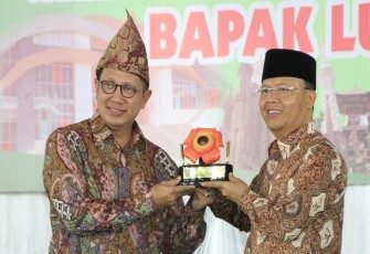 Plt. Gubernur Bengkulu memberikan Cendra mata kepada Menteri Agama RI