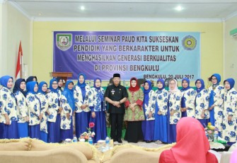 Plt. Gubernur Rohidin Mersyah saat membuka Seminar PAUD Se-Provinsi Bengkulu di Kuala Beach Hotel Bengkulu, Kamis(20/7).
