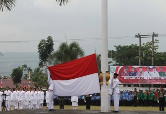 Pengibaran sang saka merah putih oleh Paskibraka