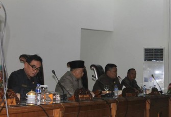 Bupati dan Pimpinan Dewan saat memimpin rapat