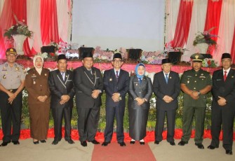 Foto bersama usai rapat paripurna istimewa