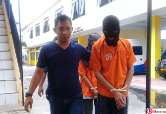 Kedua pelaku saat diamankan 