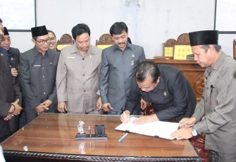 Pengesahan Raperda tentang Pertanggungjawaban Penggunaan Anggaran Pelaksanaan APBD Provinsi Bengkulu tahun 2016, Sisa Perhitungan (Silpa), Selasa (08/08).