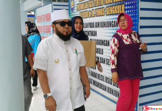 Walikota Helmi Hasan saat berkunjung ke RSUD M Yunus, Kamis (10/08/2017).