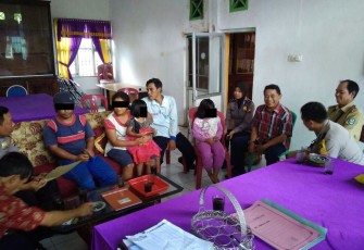 Pertemuan bersama Camat, Bhabinkamtibmas dan Kepala Desa serta Keluarga yang memaksa anaknya jadi pengemis. Foto: (Tribratanewsbengkulu.com)