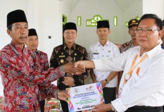 Penyerahan bantuan PT. Pelindo II Cabang Bengkulu senilai 50 Juta Rupiah kepada Masjid Nurul Amal Desa Telaga Dalam Kec. Pino Raya Bengkulu Selatan, Kamis (27/4).