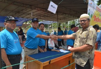 GM Pelindo II Bengkulu, Drajat Sulistyo saat menyerahkan secara simbolis paket daging kurban kepada warga.