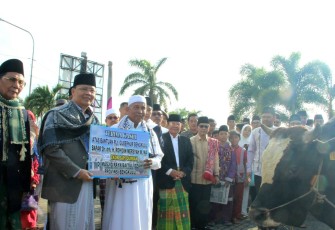 Plt. Gubernur Bengkulu Rohidin Mersyah saat melaksanakan Shalat Idul Adha dan Open House di Gedung Daerah Balai Raya Semarak.