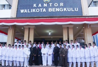 Upacara peringatan HUT RI Ke 71 di halaman Kantor Walikota
