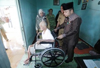 Walikota Bengkulu Helmi Hasan memberikan 2 unit kursi roda kepada warga di Kelurahan Kebun Beler dan Kelurahan Anggut