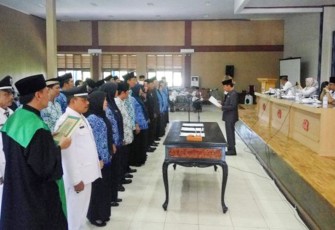 Pelantikan terhadap 45 orang ASN ini terdiri dari  3 orang eselon III, 37 orang eselon IV, dan 5 orang kepala sekolah yaitu 3 orang kepala sekolah SD dan 2 orang kepala sekolah SMP
