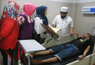 Walikota bnegkulu Helmi Hasan saat mengunjungi sekaligus mengantar pasien miskin yang diduga ditolak berobat di RSUD M Yunus. 