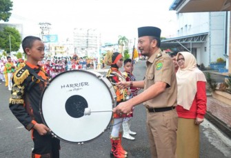 lomba drumband tingkat SD dan SMP se-Kota Bengkulu di Halaman eks Kantor Walikota, Simpang Lima, Senin (14/8/2017)