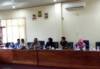 Ketua DPRD Kota Bengkulu bersama anggota dewan lainnya saat memimpin hearing dengan Organda