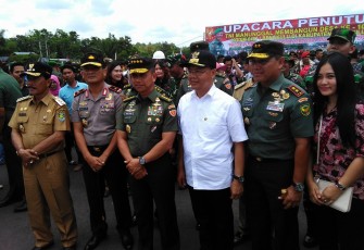 KASAD Jenderal Mulyono didampingi Plt Gubernur Bengkulu Rohidin Mersyah beserta jajaran dalam acara upacara penutupan TMMD 