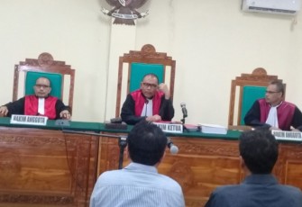 Dua terdakwa hasil Operasi Tangkap Tangan (OTT) KPK di Bengkulu yakni Amin Anwari dan Murni, saat menjalani sidang di PN Tipikor Bengkulu, Selasa (10/10/2017)