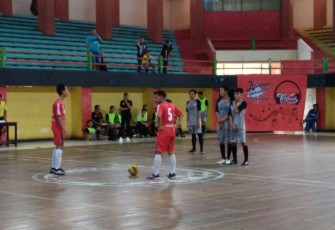 Dua tim Futsal Bengkulu saat berlaga di di Gedung Pemuda dan Olahraga (GOR) Sawah Lebar, Kota Bengkulu, Sabtu (07/10/2017).