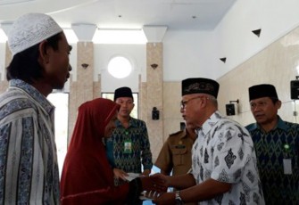 Baznas Kota Bengkulu menyalurkan zakat kepada 40 mustahiq di Masjid At-taqwa