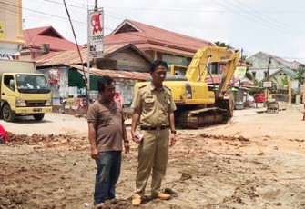 Tim Pengawas Dinas PUPR Kota Bengkulu saat mengawasi proyek pembangunan dan peningkatan jembatan, gorong-gorong dan box culvert.