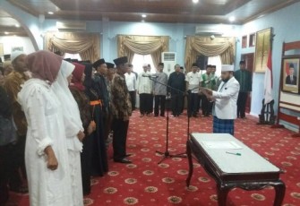 Walikota Bengkulu Helmi Hasan mengukuhkan pengurus forum RT dan RW Kota Bengkulu