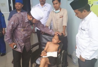Walikota Bengkulu H. Helmi Hasan mengantarkan keberangkatan buah hati Helda dan Abadi ini dari RS. M. Yunus Bengkulu