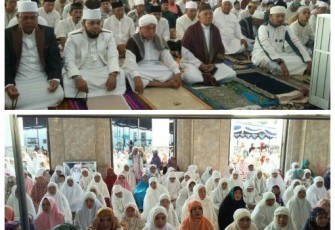 Walikota Bengkulu Helmi Hasan menunaikan salat Idul Fitri 1438 H di Masjid At- Taqwa