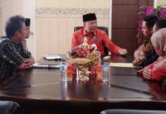 Plt Gubernur Bengkulu Rohidin Mersyah didampingi Kadis KLH Provinsi Bengkulu Agus Priambudi, saat Menerima Audensi LSM Walhi
