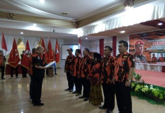 Erlan Oktriandi (kanan) saat dilantik secara resmi menjadi ketua Majelis Pimpinan Cabang (MPC) Pemuda Pancasila Kota Bengkulu