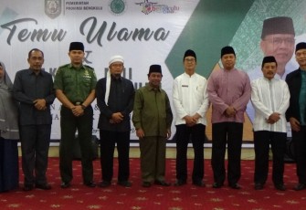 Foto bersama dengan Ketua dan pengurus MUI Provinsi, para tokoh ulama, serta unsur Forkompinda Provinsi Bengkulu.