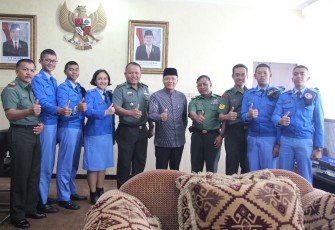 Foto bersama Plt Gubernur Bengkulu Rohidin Mersyah dengan Rombongan Program SMA Taruna TNI AD Bengkulu.