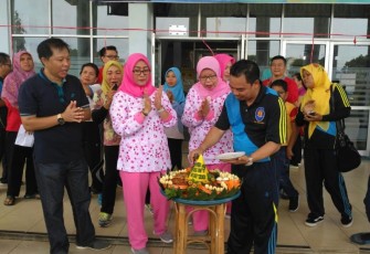 Prosesi Potong Tumpeng Oleh Direktur RSUD M Yunus Bengkulu