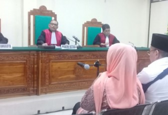 Ridwan Mukti dan istri saat menjalani sidang di PN Tipikor Bengkulu, Kamis (07/12/2017).