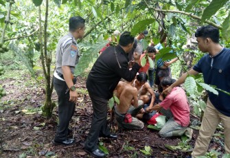 Korban saat dievakuasi petugas kepolisian setempat