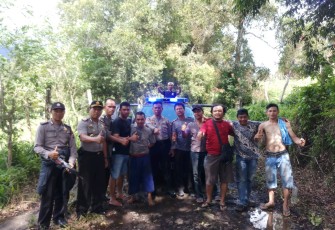 Wakapolres, Kompol. Rudi S, SH bersama tim reskrim saat membawa pelaku DI