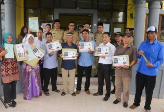 Foto bersama usai penyerahan sertifikat ke warga secara simbolis