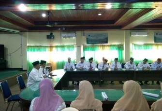 Kepala Kanwil Kemenag Provinsi Bengkulu Drs. H. Bustasar. MS, M.Pd saat memimpin rapat koordinasi persiapan program yang akan dilakukan di tahun 2018.