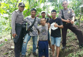 Pelaku saat diamankan petugas kepolisian setempat